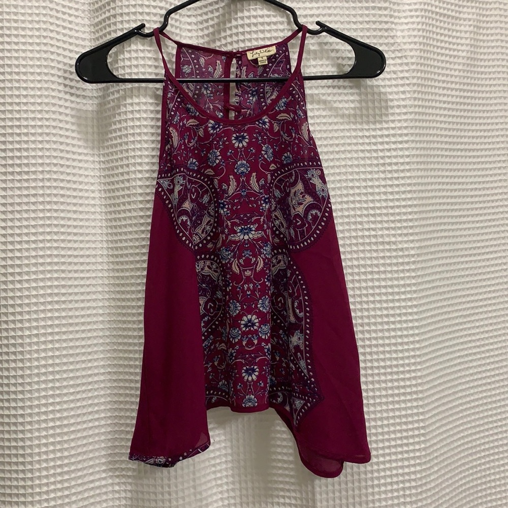 Loose blouse, buttoned down from the back.
